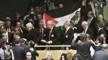 Palestinská delegace v čele s Mahmúdem Abbásem po hlasování