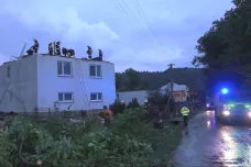 Obcí Petkovce na východě Slovenska se prohnalo tornádo, několik domů je bez střechy