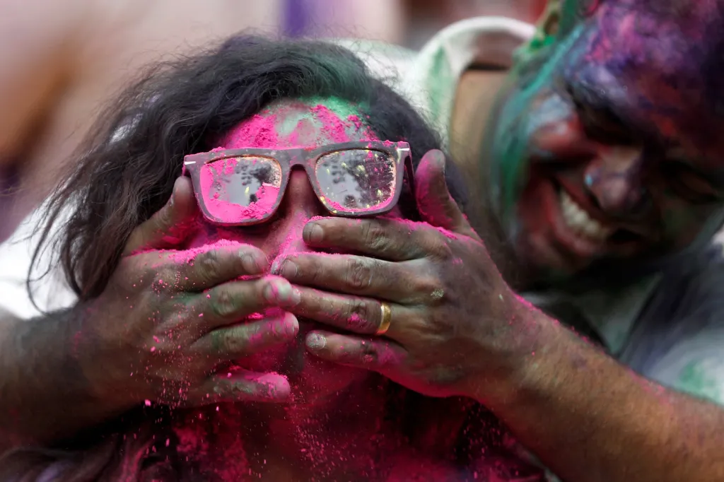 Dívka s nabarveným obličejem v indické Bombaji
