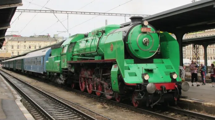 Historický vlak do Lužné s lokomotivou 486.007
