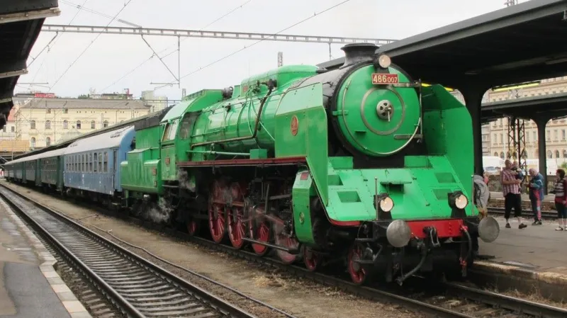 Historický vlak do Lužné s lokomotivou 486.007