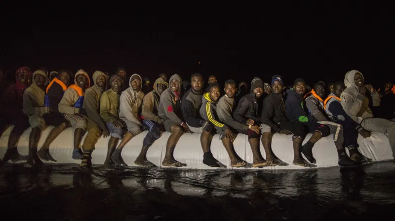 Migranti z afrických zemí odplouvají od břehů Libye