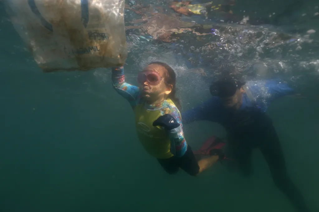 Malá ekoložka Nina Gomesová se potápí se svým otcem v zálivu Guanabara v Riu de Janeiro