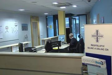 Policie zasahovala na Ředitelství silnic a dálnic. Má podezření na pletichy