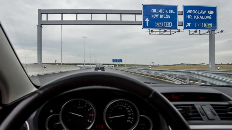 Křižovatka Kukleny: Kdo pokračuje směrem na sever nebo do nitra Hradce, musí sjet jako první, pro ty, kdo jedou na Stěžery nebo Chlumec, je až druhá sjezdová rampa. Chlumecká silnice již je přeznačená z I/11 na II/611.