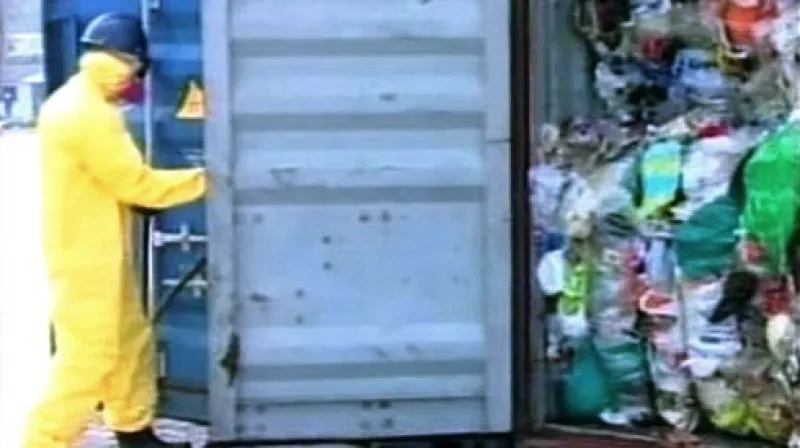 Brazílie pátrá po původu stovek tun nebezpečného odpadu z Británie.