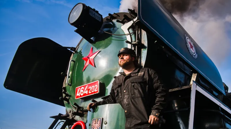 Parní lokomotiva zvaná Rosnička a její topič