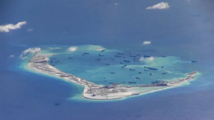 Čínské lodě budují základnu na Spratlyho ostrovech, 2015