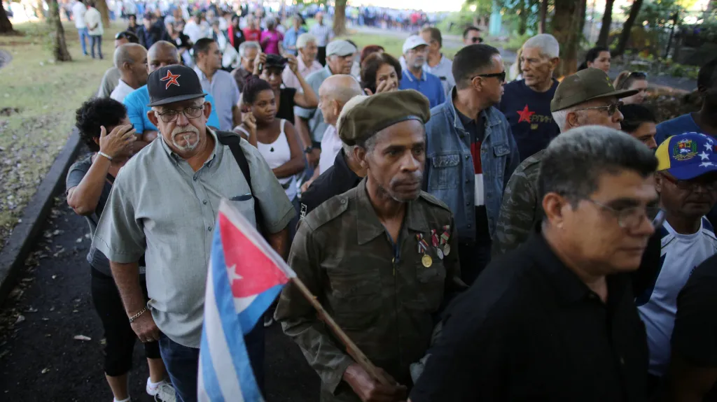 Kubánci stojí frontu v Havaně před památníkem