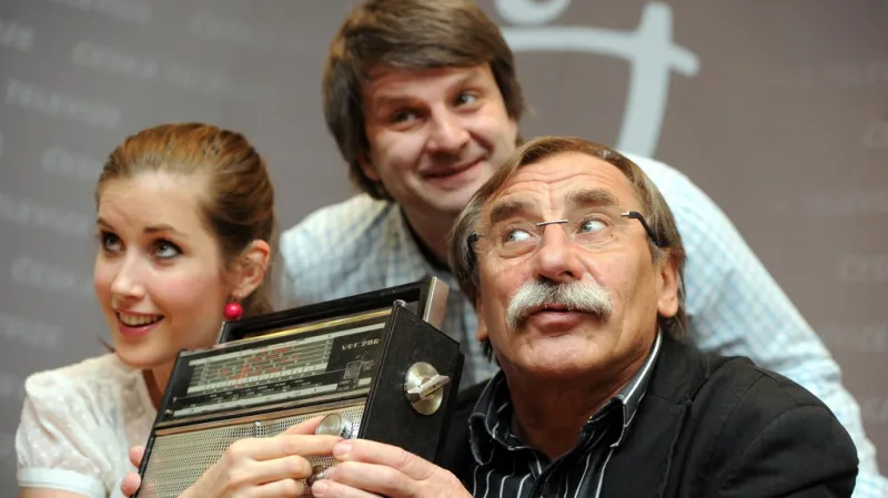 Herci Jana Bernášková a Pavel Zedníček a scenárista Rudolf Merkner při představení bonusové řady Vyprávěj - Osudy
