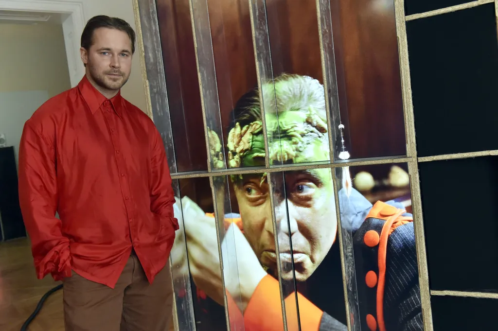Jakub Jansa rozvíjí svůj dlouhodobý projekt Club of Opportunities, který tvoří imaginární „zeleninové společenství“. „Hlavním hrdinou toho seriálu je celer, ten prochází konfliktem třídního typu, protože ve světě ovoce a zeleniny je vždycky na vrchu avokádo a celer je přehlížené, špinavé, má kořínky,“ vysvětluje