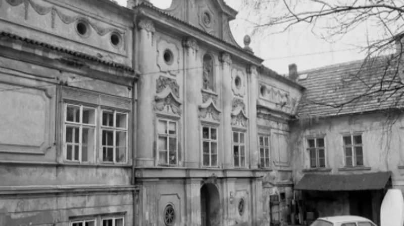 Vršovický zámeček na archivní fotografii