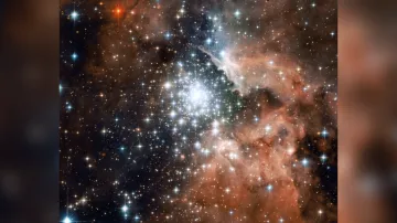 Hvězdná porodnice v regionu NGC 3603. V centru snímku je obří hvězdokupa velmi mladých hvězd. Ty v tomto místě začaly vznikat teprve před milionem let, což je z hlediska stáří vesmíru okamžik