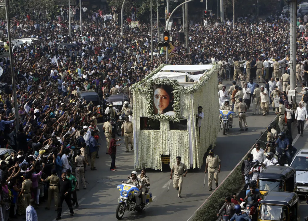 Pohřeb indické herečky Sridevi v Bombaji. Podle médií o víkendu náhodně utonula ve vaně dubajského hotelu