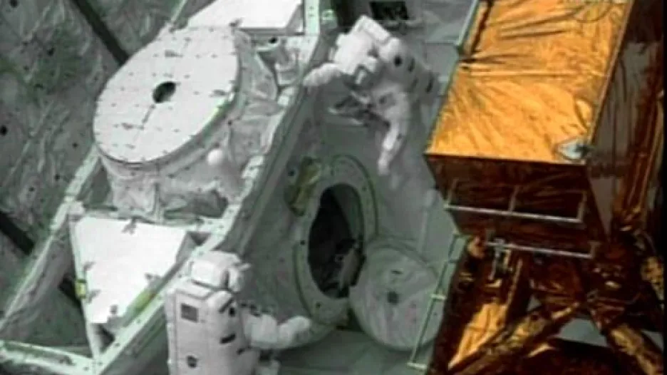 Astronauté opravují Hubbleův teleskop