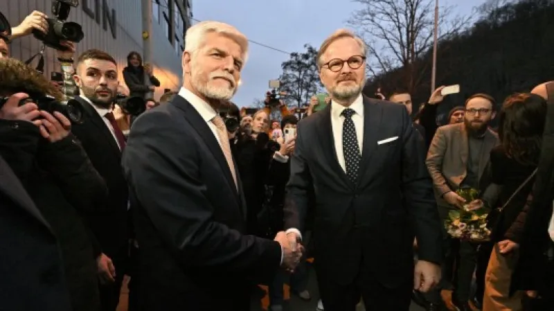 Premiér Petr Fiala s Petrem Pavlem před volebním štábem v Karlíně