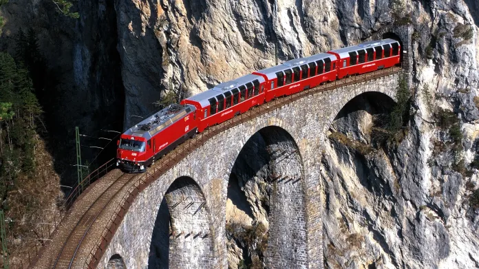 Vlak jede po světoznámém viaduktu Landwasser