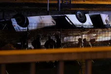 Z nadjezdu u italských Benátek se zřítil autobus. Mezi oběťmi jsou děti a turisté