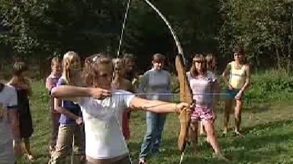 Ukrajinské děti soutěží ve střelbě lukem