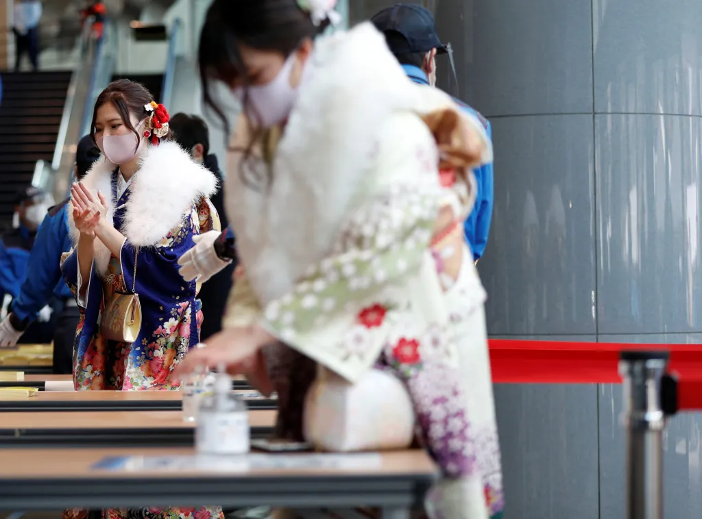 Mladí Japonci během státního svátku Dne dospělosti oslavují v ulicích města Jokohama