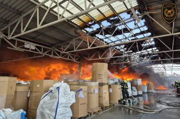 V Otrokovicích hoří sklad, desítky lidí z okolí se evakuují