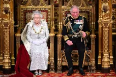 Královna přečetla program vlády. Prioritou je brexit v říjnu, opozice chce dát slovo lidu