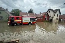 Kvůli bouřkám měli hasiči stovky výjezdů. Voda zaplavila domy i silnice