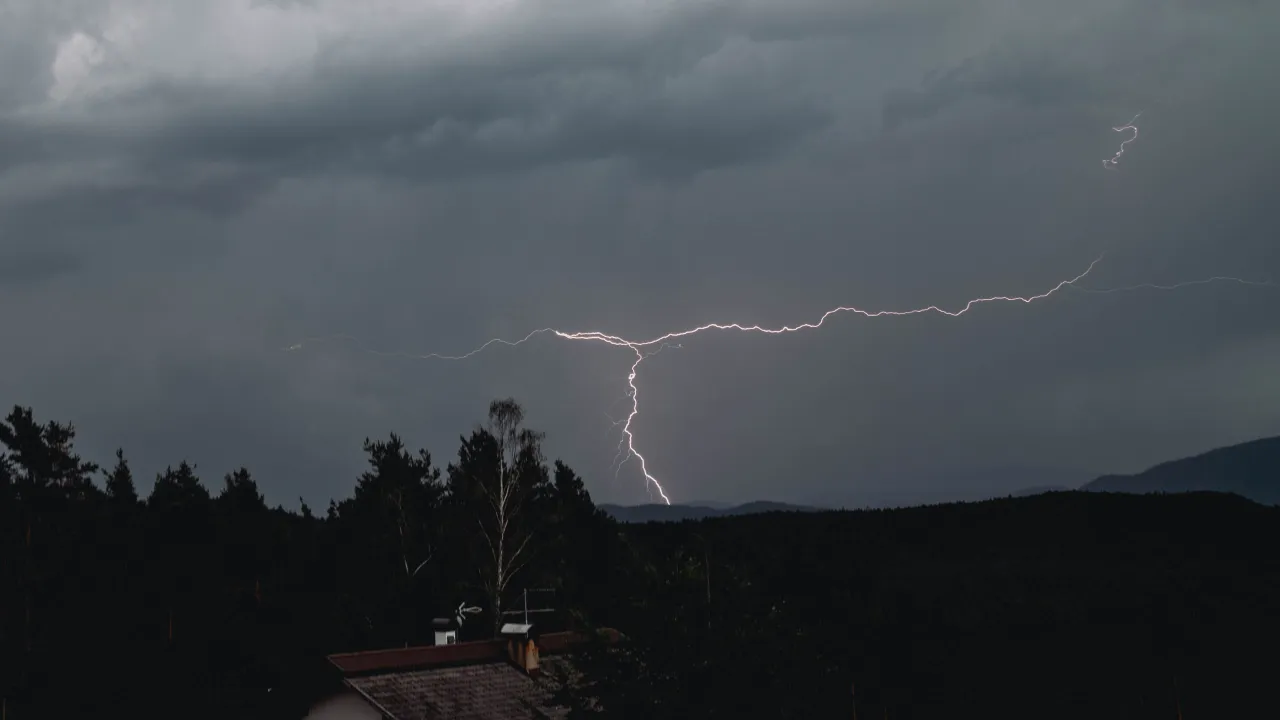 V pátek mohou přijít silné bouřky, o víkendu se ochladí