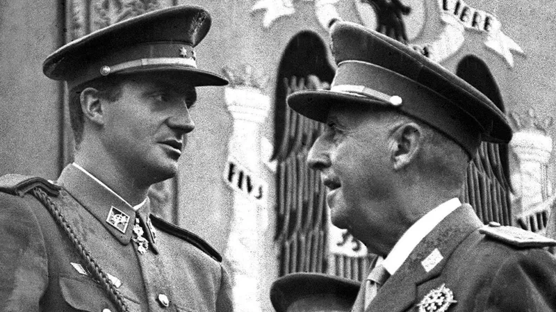 Španělský princ Juan Carlos spolu s diktátorem Francisco Francem během vojenské přehlídky v Madridu 29. května 1966