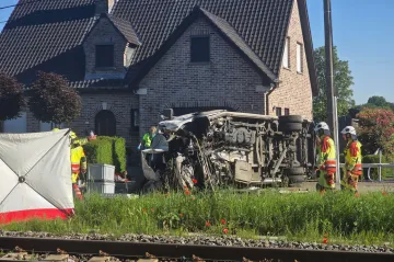 V Belgii se srazil vlak se školním autobusem, na místě jsou čtyři mrtví