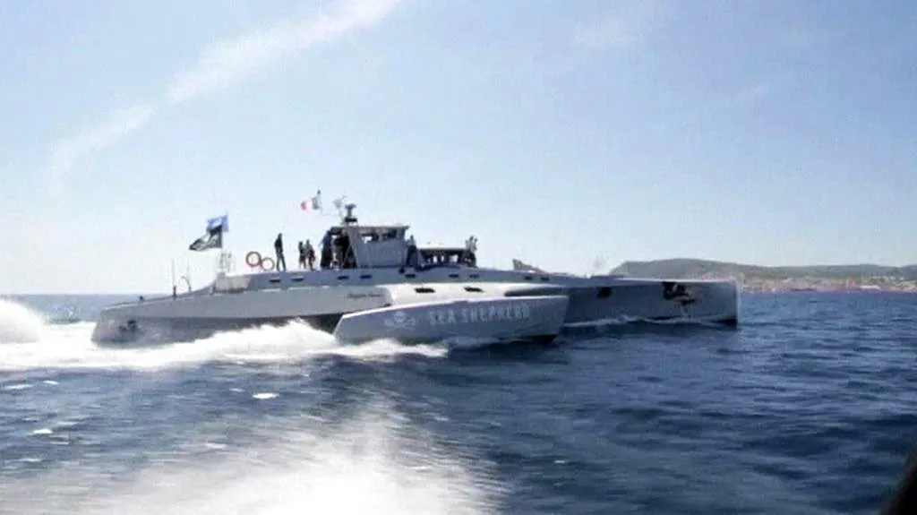 Poškozená loď organizace Sea Shepherd