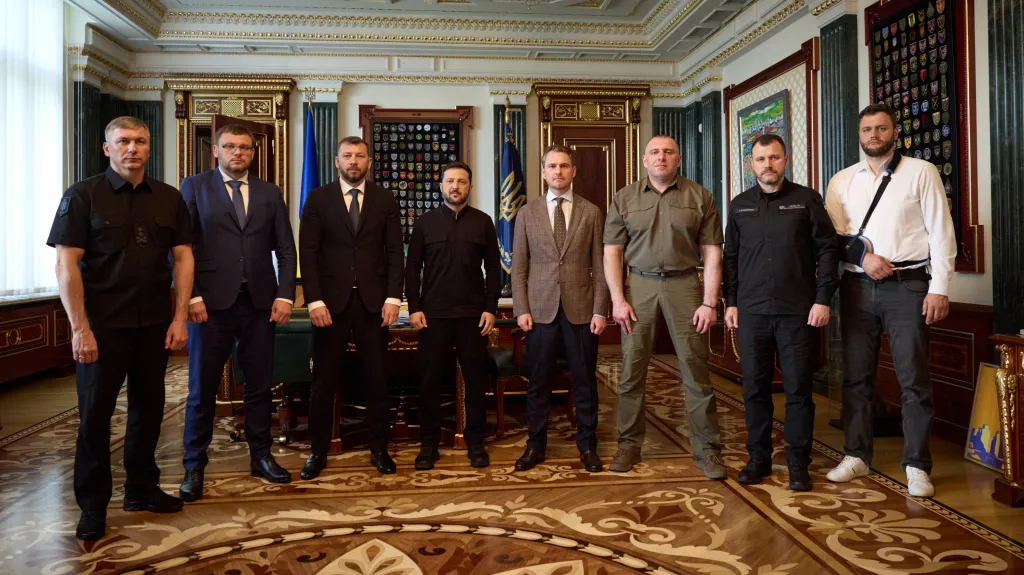 Ukrajinský prezident Volodymyr Zelenskyj při setkání s vedoucími představiteli ukrajinských donucovacích a protikorupčních složek spolu s generálním prokurátorem (23. července 2025)