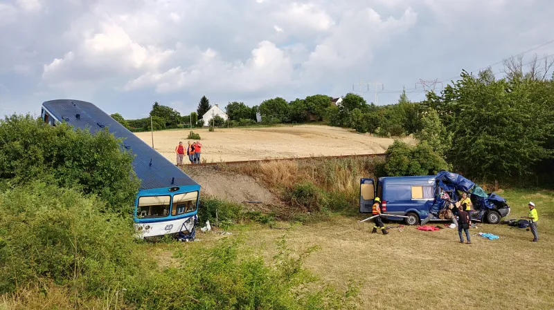 Dodávka a motorový vůz po srážce u Příčiny