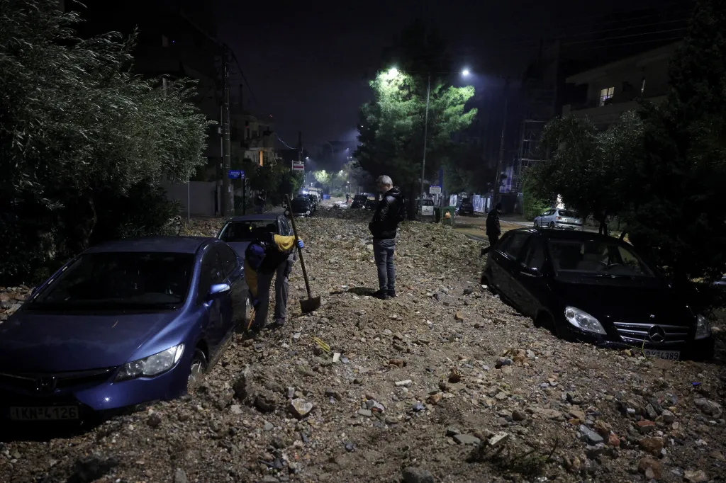 Následky bouře v Athénách