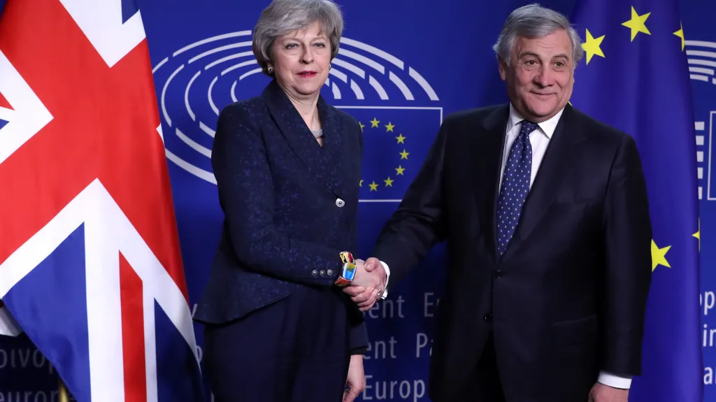Britská premiérka Theresa Mayová a šéf europarlamentu Antonio Tajani