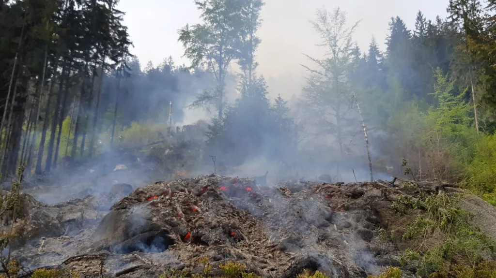 Požár lesa u Tanvaldského Špičáku