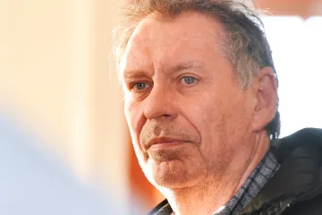 Muž, který tvrdil, že lékaři v plzeňské nemocnici zabíjejí pacienty s covidem, míří znovu před soud