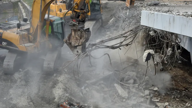 Demolice Doubského mostu v Karlových Varech