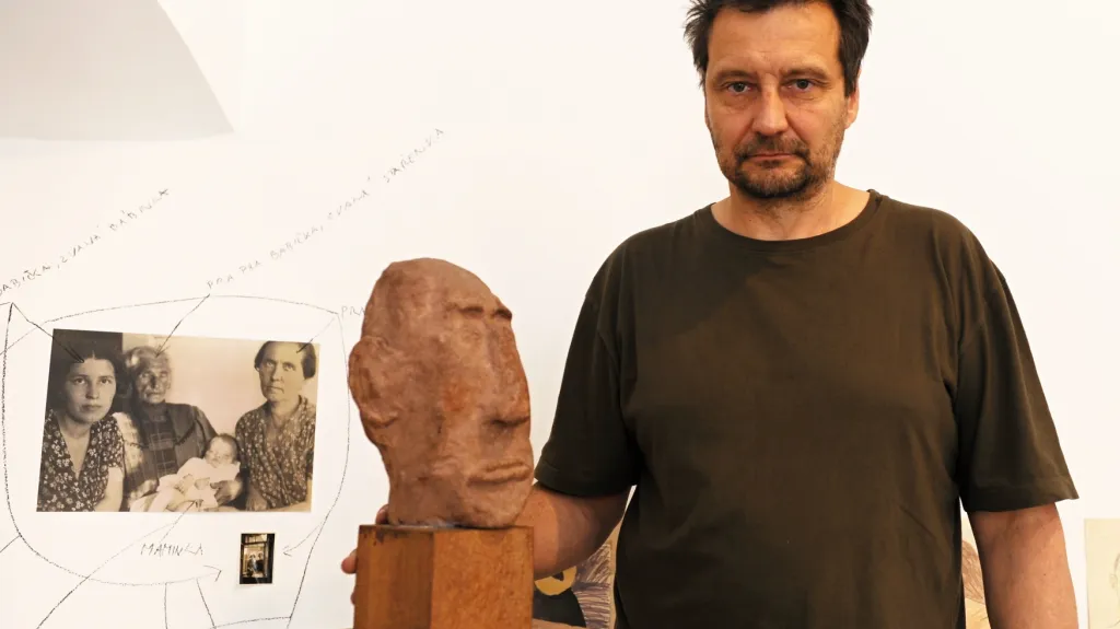 Autorem posudku je akademický sochař Martin Zet