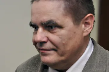 Soud poslal do vazby tři obviněné z údajného ovlivňování kauz a korupce