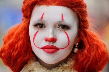 Týden obrazem: Políbit krokodýla, zatančit si pod vodou a zažít svatbu nanečisto