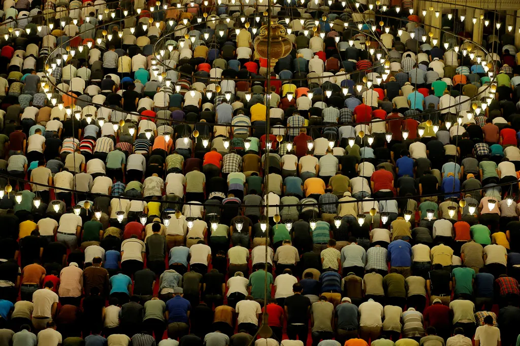 Muslimové při noční modlitbě taráwíh o svátku Laylat al-Qadr během posledních dní ramadánu v Sulejmanské mešitě v Istanbulu. Je to noc, kdy údajně Bůh předurčuje osudy všech lidí na následující rok