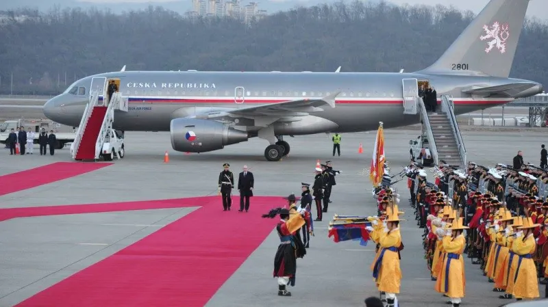 Český vládní speciál na letišti v Soulu