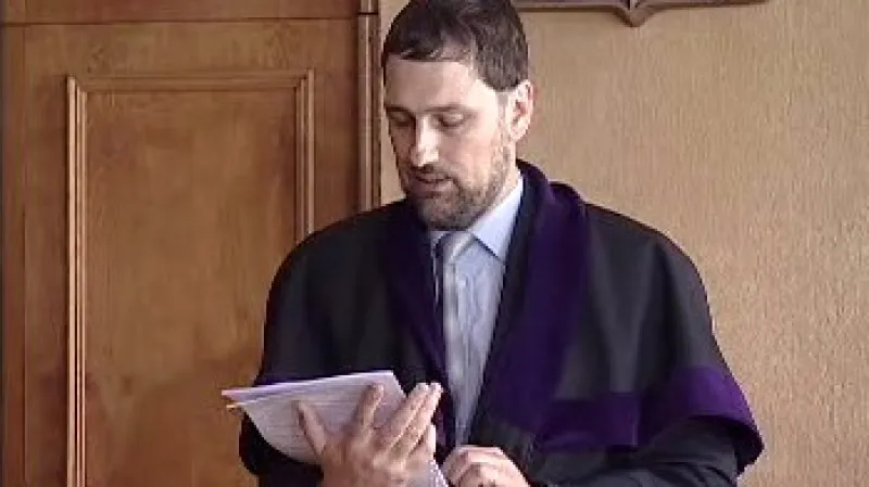 Soudce Vojtěch Cepl mladší čte rozsudek v kauze žaloby vysokých představitelů české justice na Marii Benešovou.