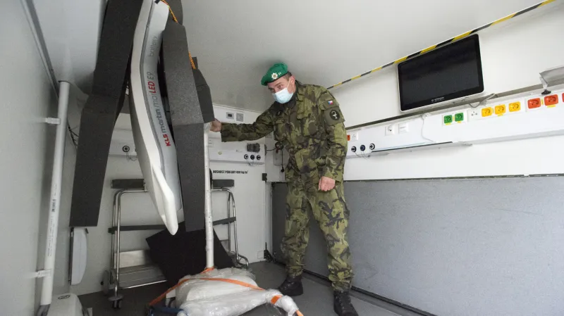 Voják v zázemí polní nemocnice