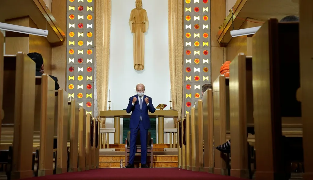 Demokratický kandidát na amerického prezidenta a bývalý víceprezident Joe Biden promlouvá k obyvatelům během komunitního setkání v kostele (Grace Lutheran Church) v Kenoshe ve Wisconsinu po nepokojích. Ty byly následkem střelby na Afroameričana Jacoba Blakea