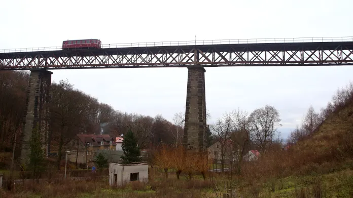 K nejznámějším místům na moldavské dráze patří hrobský viadukt
