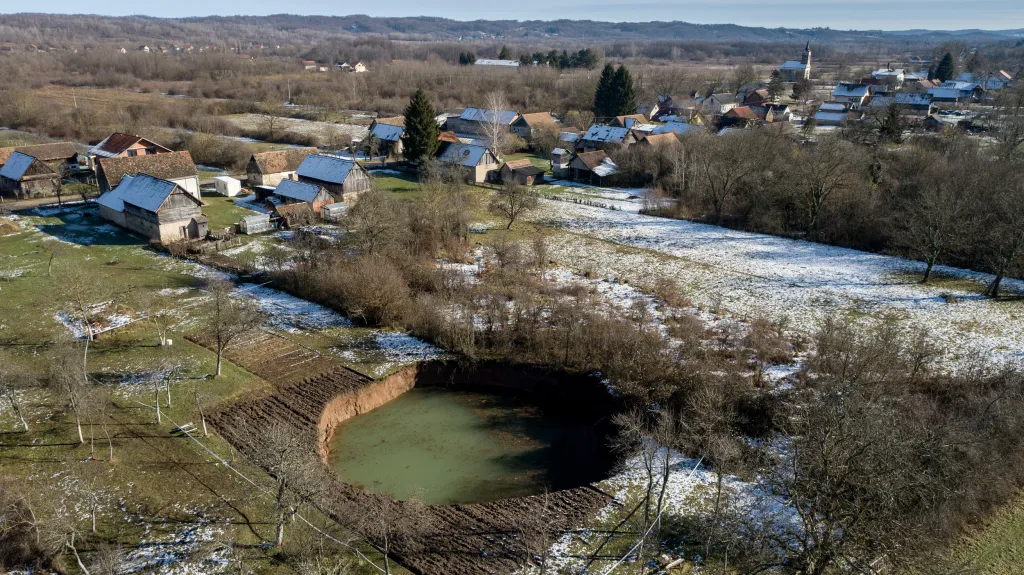 Letecké snímky ukazují kruhové propadliny v zemi, které se objevily v oblasti středního Chorvatska ve vesnici Mečenčani po zemětřesení, které postihlo území v prosinci roku 2020. Vědci v současnosti postižené území zkoumají