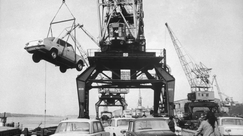 Říční přístav Ruse na Dunaji v Bulharsku býval důležitým překladištěm zejména pro zboží ze socialistických zemí. Na snímku vykládání nových automobilů značky Žiguli ze Sovětského svazu v roce 1974