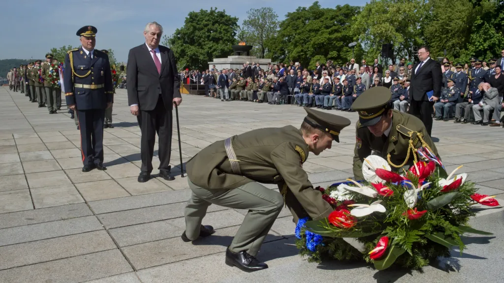 Prezident Miloš Zeman uctil na pražském Vítkově památku obětí druhé světové války